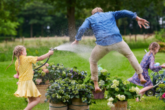 Endless Summer ES Campaign Fotoshoot 2024Water fightgarden Campagne