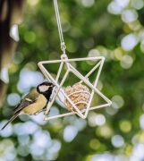 Wildlife_Garden_WG331_Star_White_Suet_Ball_Feeder_Miljoebild_Utomhus_HighRes_1