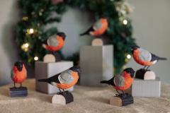 Wildlife_GardenWG4409_DecoBird_Bullfinch_Christmas23_Lifestyle